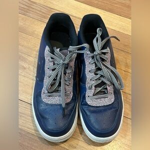 Nike Air Force 1 LV8 sneakers in a "Pebble Print - Midnight Navy"  7Y.  S14